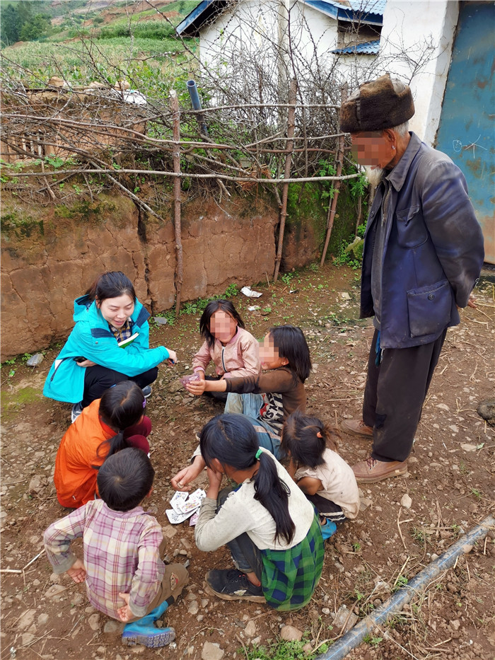 工作间隙和彝族儿童攀谈.jpg