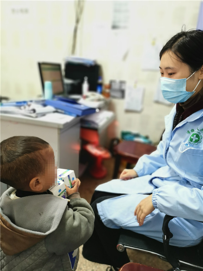 在老门诊和儿童感染者建立良好关系并教如何服药.jpg