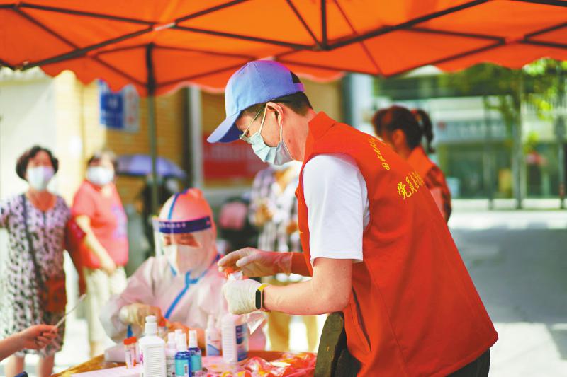 省直机关党员干部积极参与疫情防控和抗震救灾
筑牢守护群众生命健康的“堡垒”「相关图片」