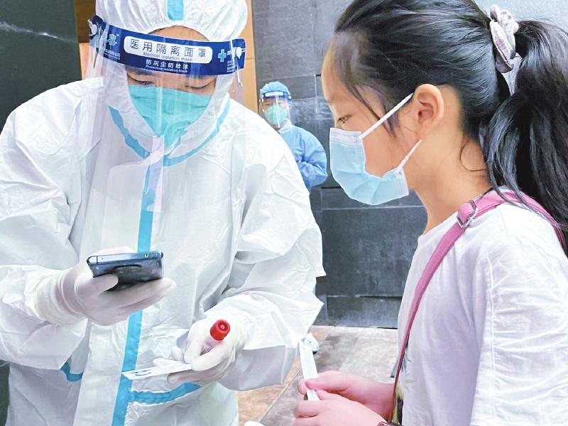 省直机关党员干部积极参与疫情防控和抗震救灾
筑牢守护群众生命健康的“堡垒”「相关图片」